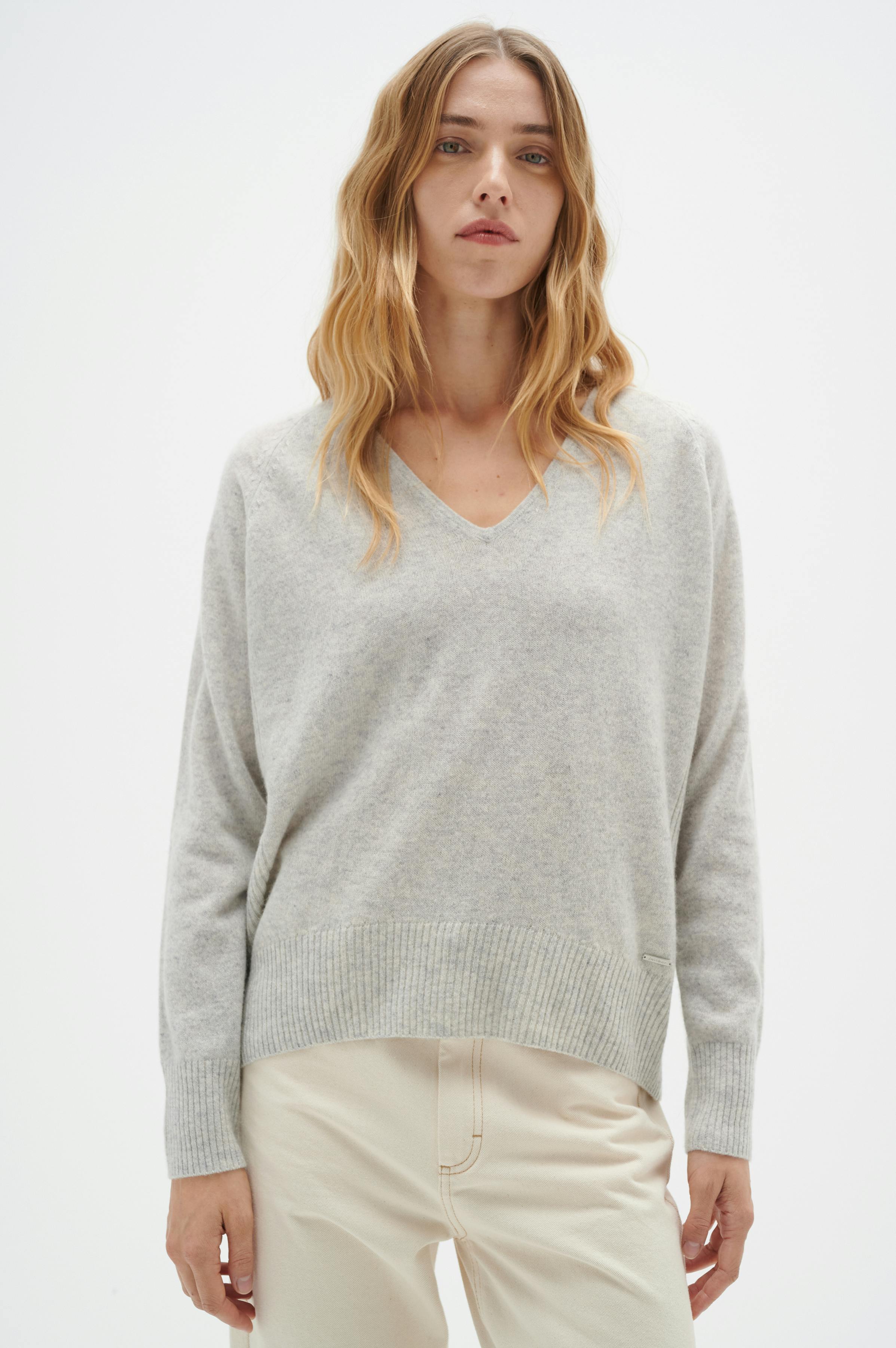 Lukka V-neck Pullover Premium